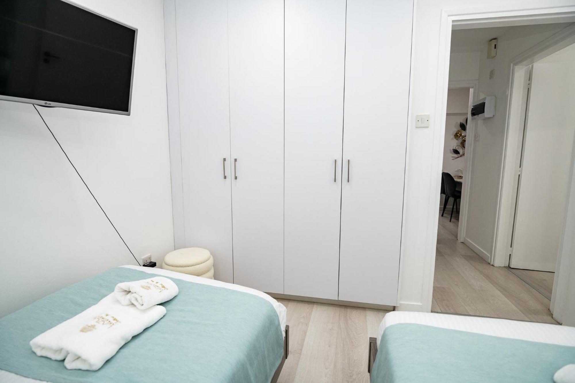 Lazuli Sea View Beachfront Ap 21 Larnaca Exteriör bild