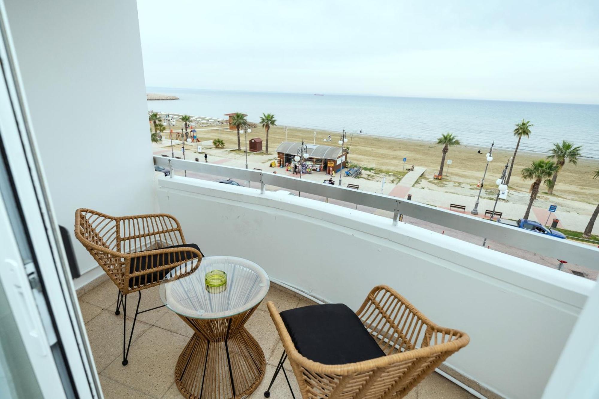 Lazuli Sea View Beachfront Ap 21 Larnaca Exteriör bild