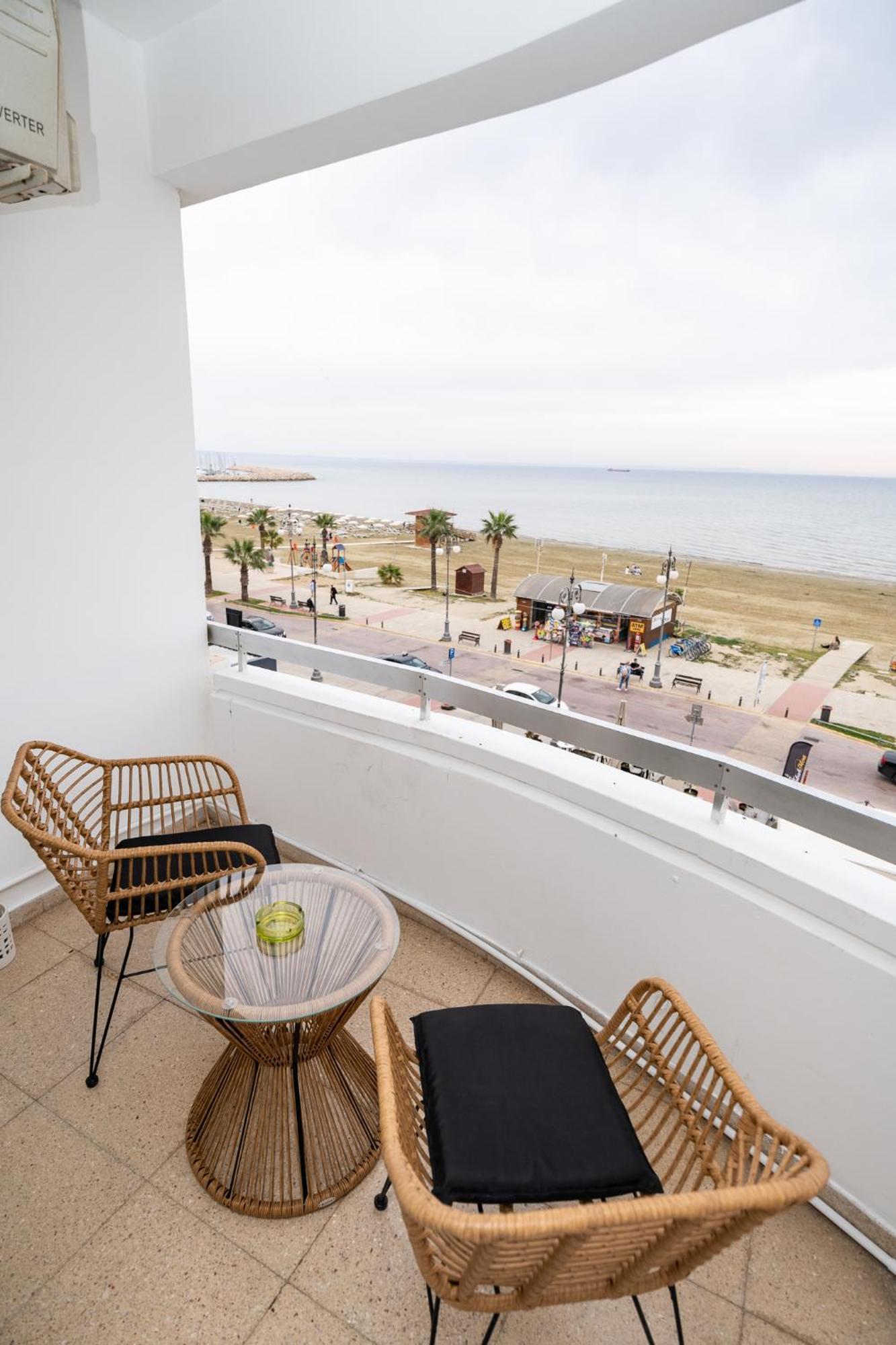 Lazuli Sea View Beachfront Ap 21 Larnaca Exteriör bild