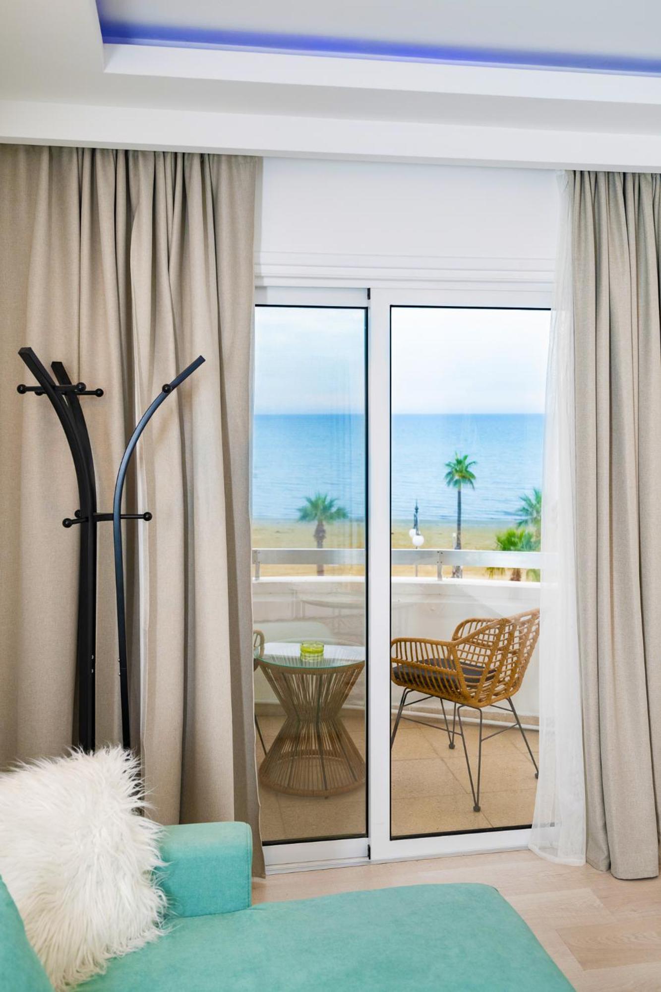 Lazuli Sea View Beachfront Ap 21 Larnaca Exteriör bild