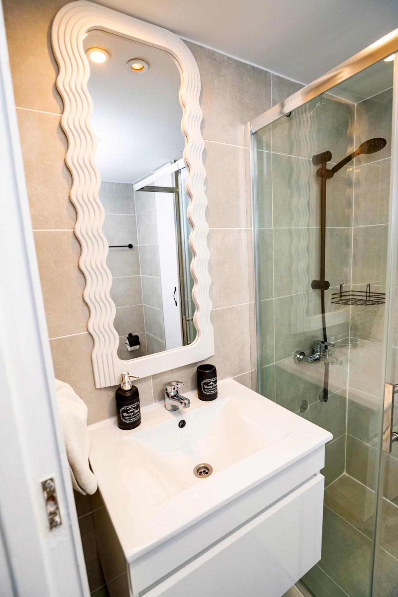 Lazuli Sea View Beachfront Ap 21 Larnaca Exteriör bild