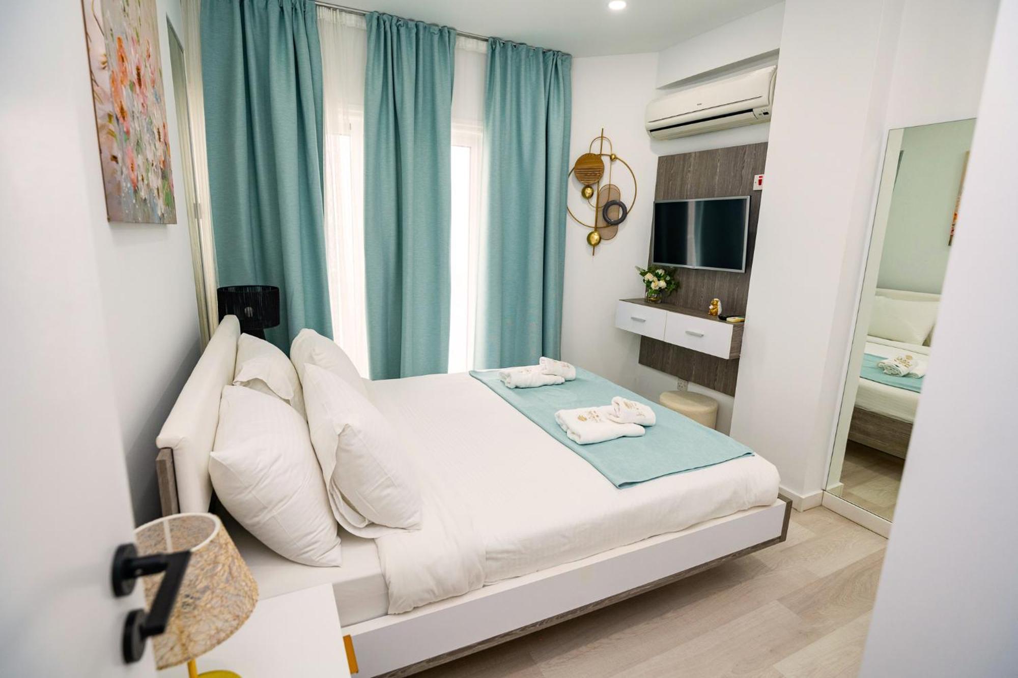 Lazuli Sea View Beachfront Ap 21 Larnaca Exteriör bild